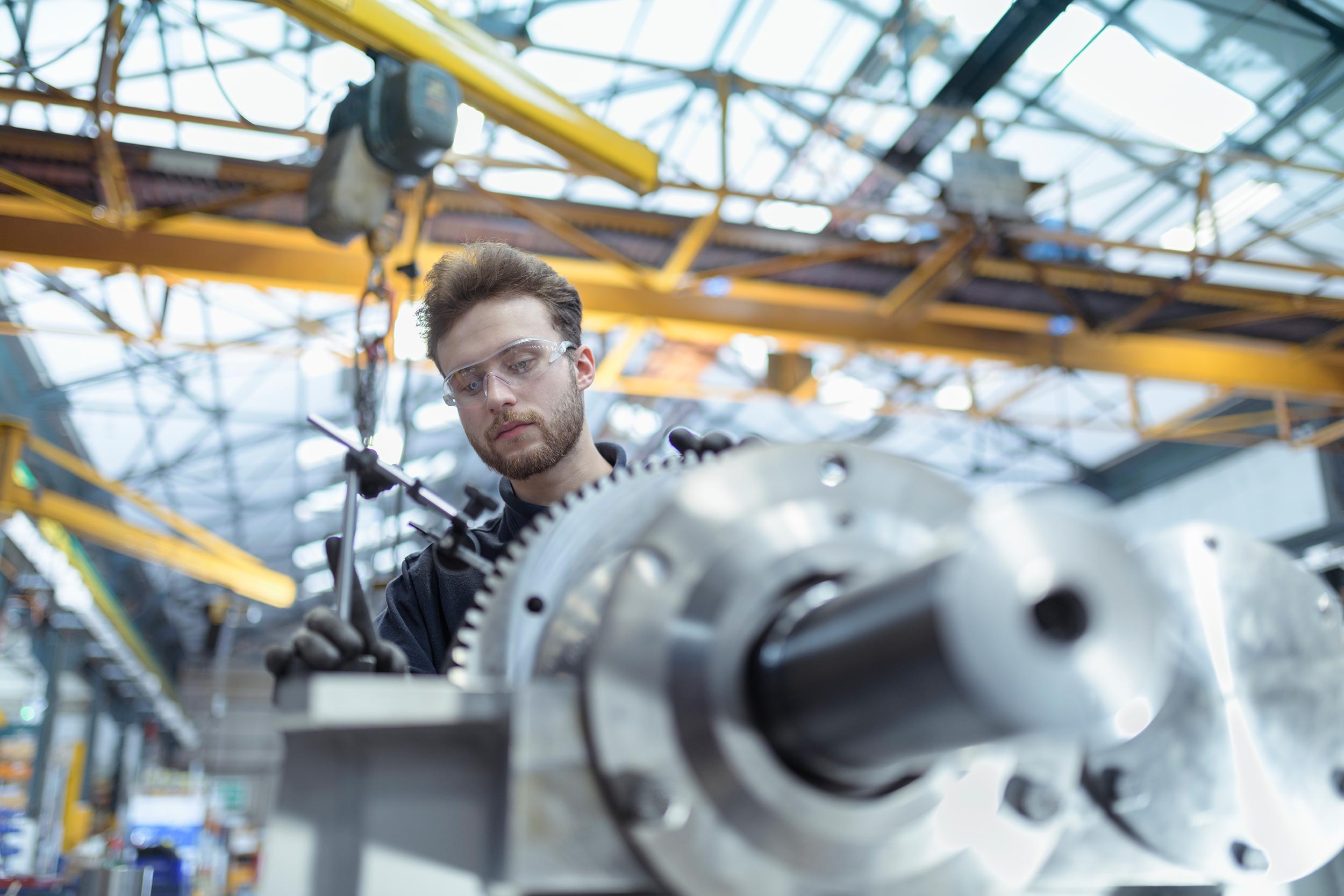 Symbolic representation of the assembly of an industrial gearbox (gear unit)